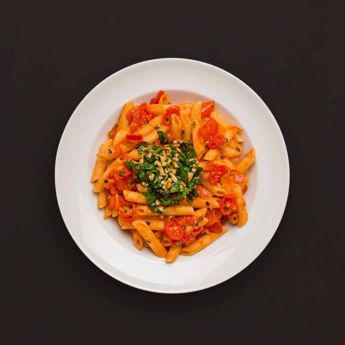 Penne all&amp;#39;arrabiata mit Tomaten-Passionsfrucht-Soße und Pinienkern ...