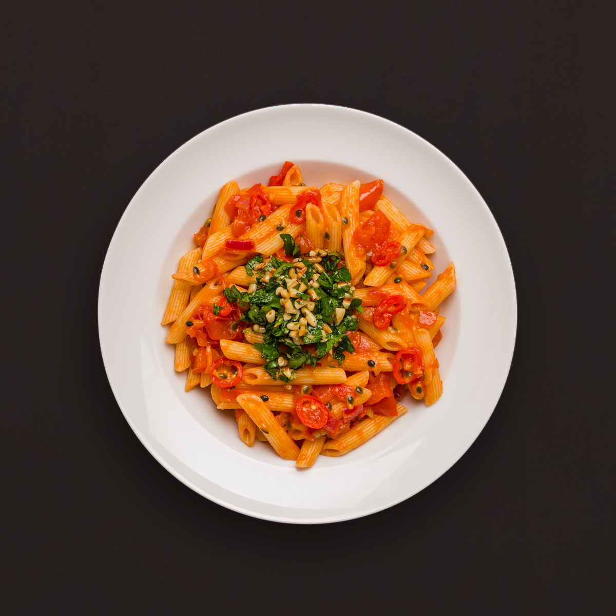 Penne all&amp;#39;arrabiata mit Tomaten-Passionsfrucht-Soße und Pinienkern ...