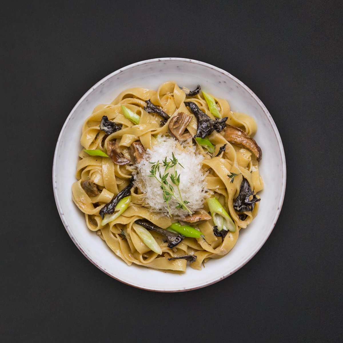 Fettuccine mit Steinpilzen und Herbsttrompeten in Parmesan-Weißweinsoße ...