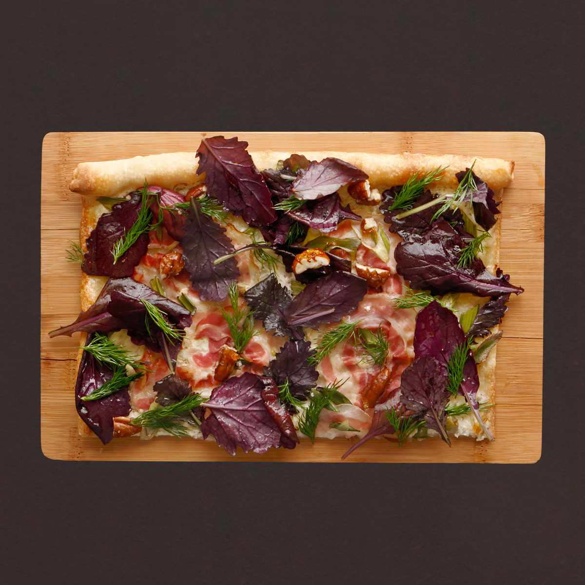 Flammkuchen mit Pancetta, roten Senfblättern und karamellisierten ...