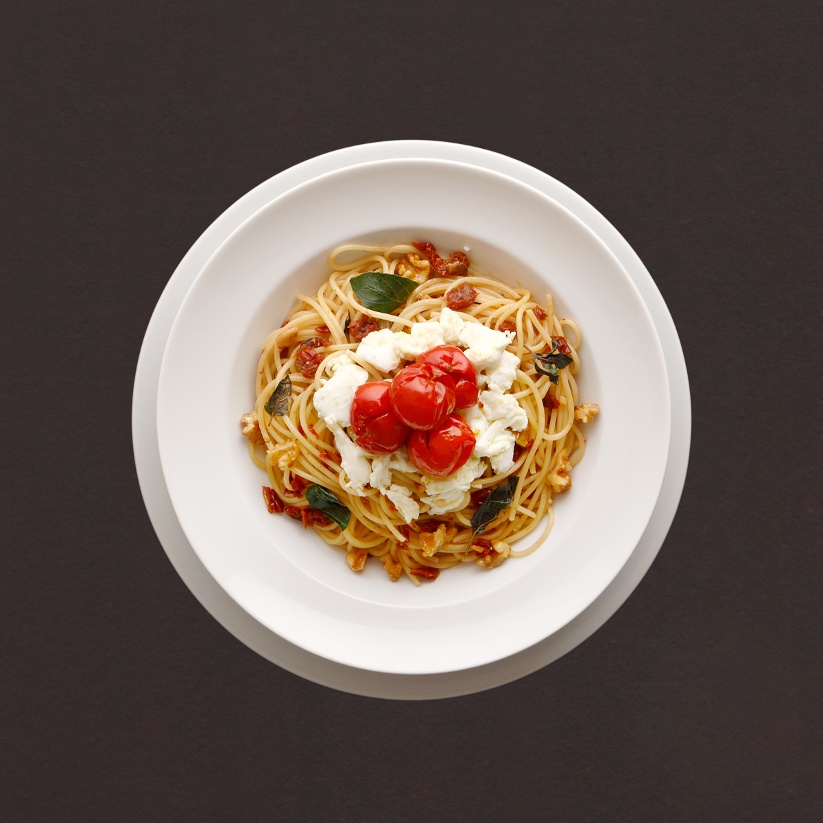 Spaghetti mit mariniertem Büffelmozzarella, Oregano und ...