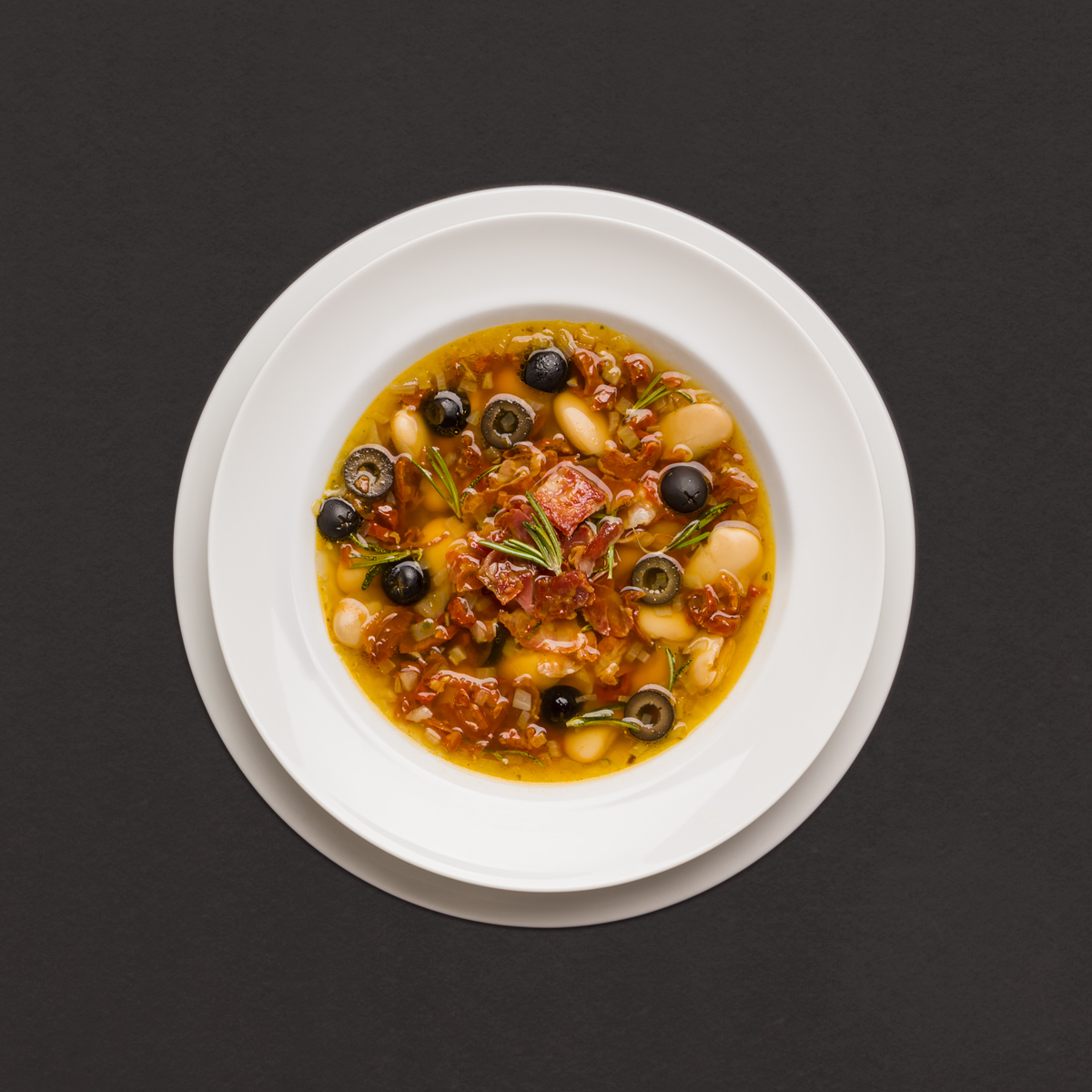 Mediterrane Limabohnen-Suppe mit getrockneten Tomaten, Oliven und ...